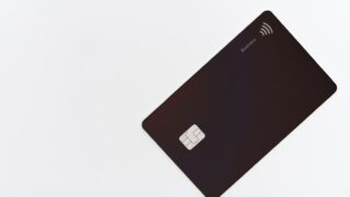 白い背景に置かれた黒色のクレジットカードの写真