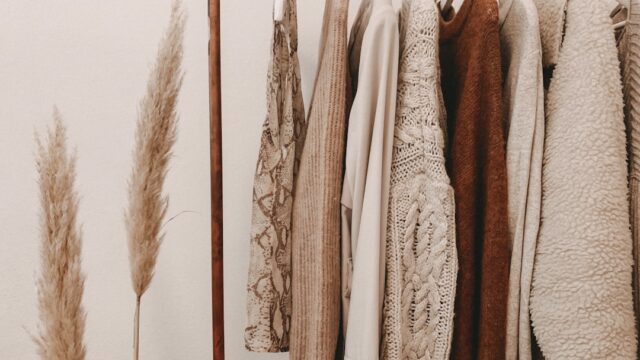 ハンガーラックに掛けられた古着・中古の衣類の写真