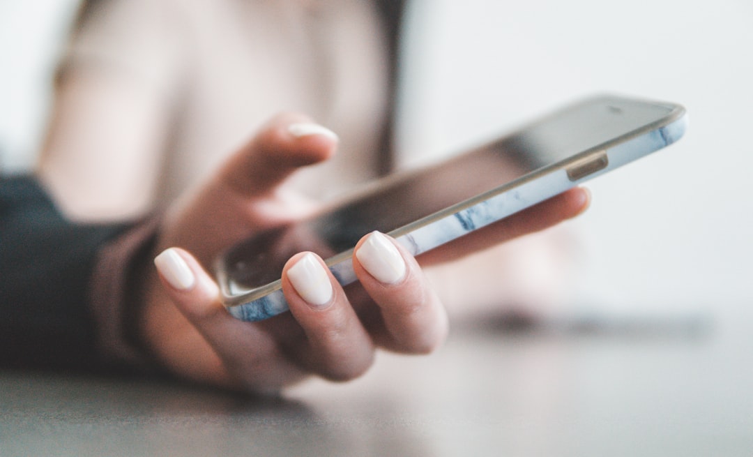 スマートフォンを操作する手元