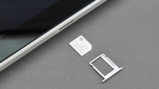 SIMカードとスマートフォンのSIMトレイ