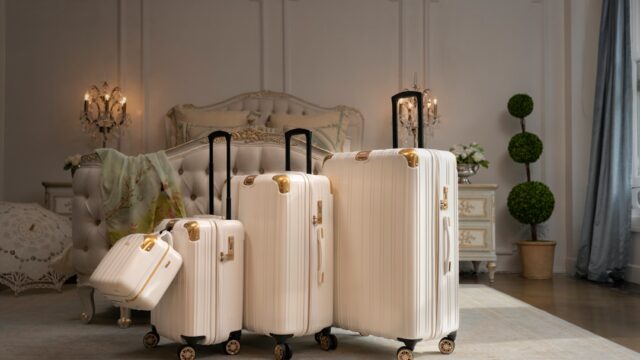 上品な寝室に並べられた白いスーツケース4個。旅行の準備をイメージした写真