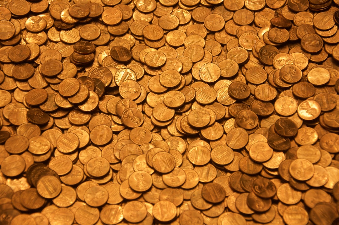 大量の硬貨が積み重なっている様子、キャンペーンによるポイント上乗せをイメージした写真